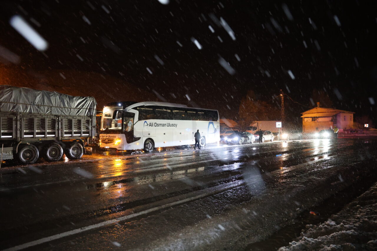 BAYBURT (AA) – Bayburt-Erzurum kara yolundaki 2 bin 409 rakımlı