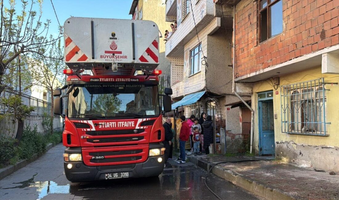 İSTANBUL (AA) – Küçükçekmece'de 2 katlı binanın son katında dairede