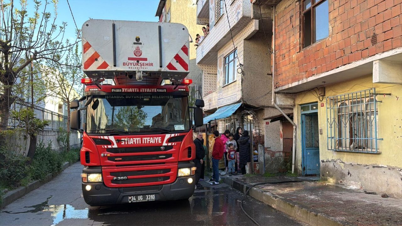 İSTANBUL (AA) – Küçükçekmece'de 2 katlı binanın son katında dairede