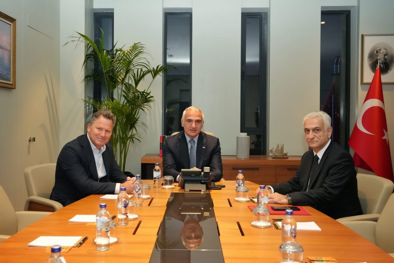 - "Avrupa'nın ve Birleşik Krallık'ın önde gelen tur operatörlerinden Jet2