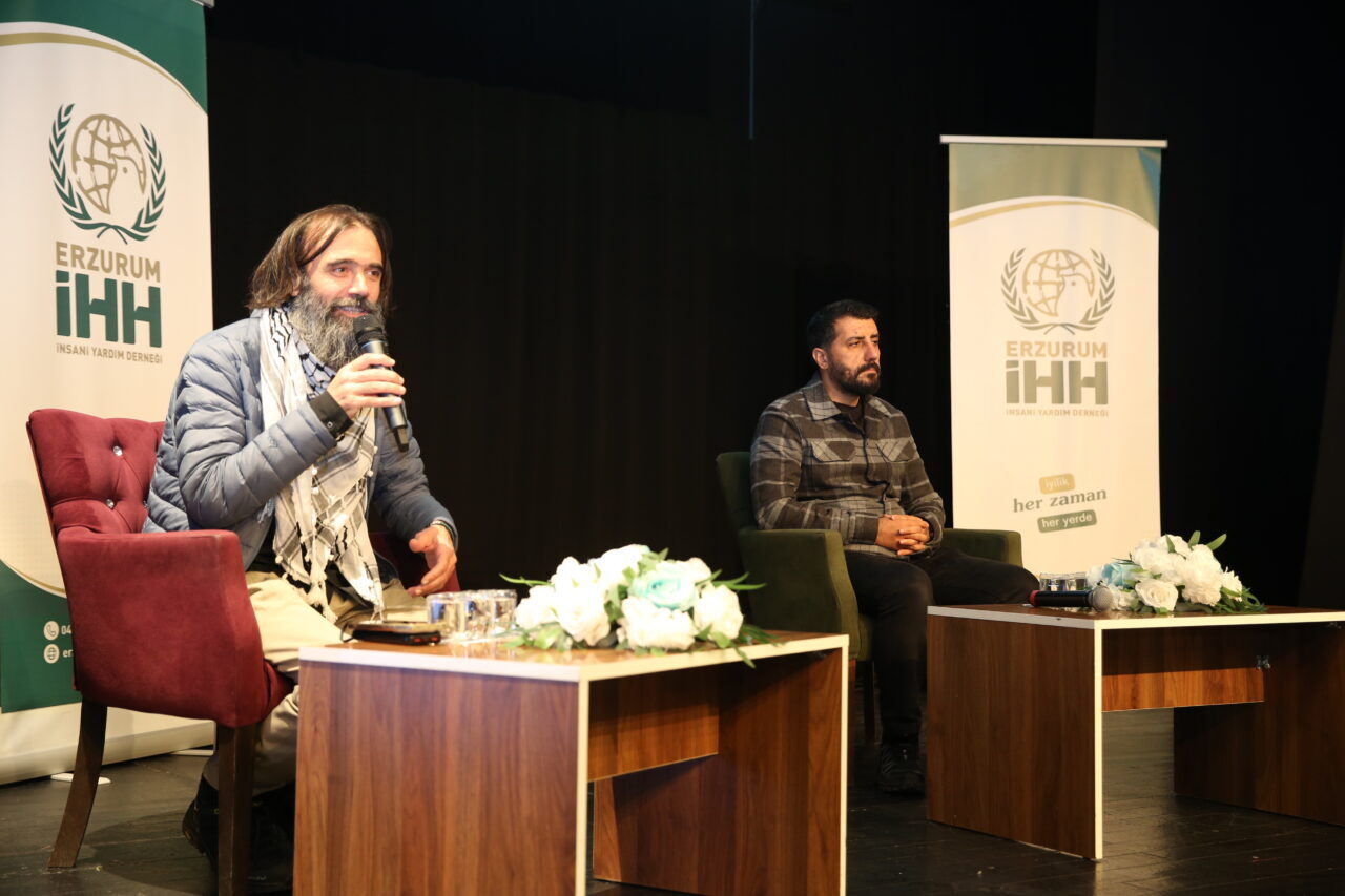 - Gazeteci yazar Ersin Çelik:
- "Dünyanın çok farklı coğrafyalarından ve