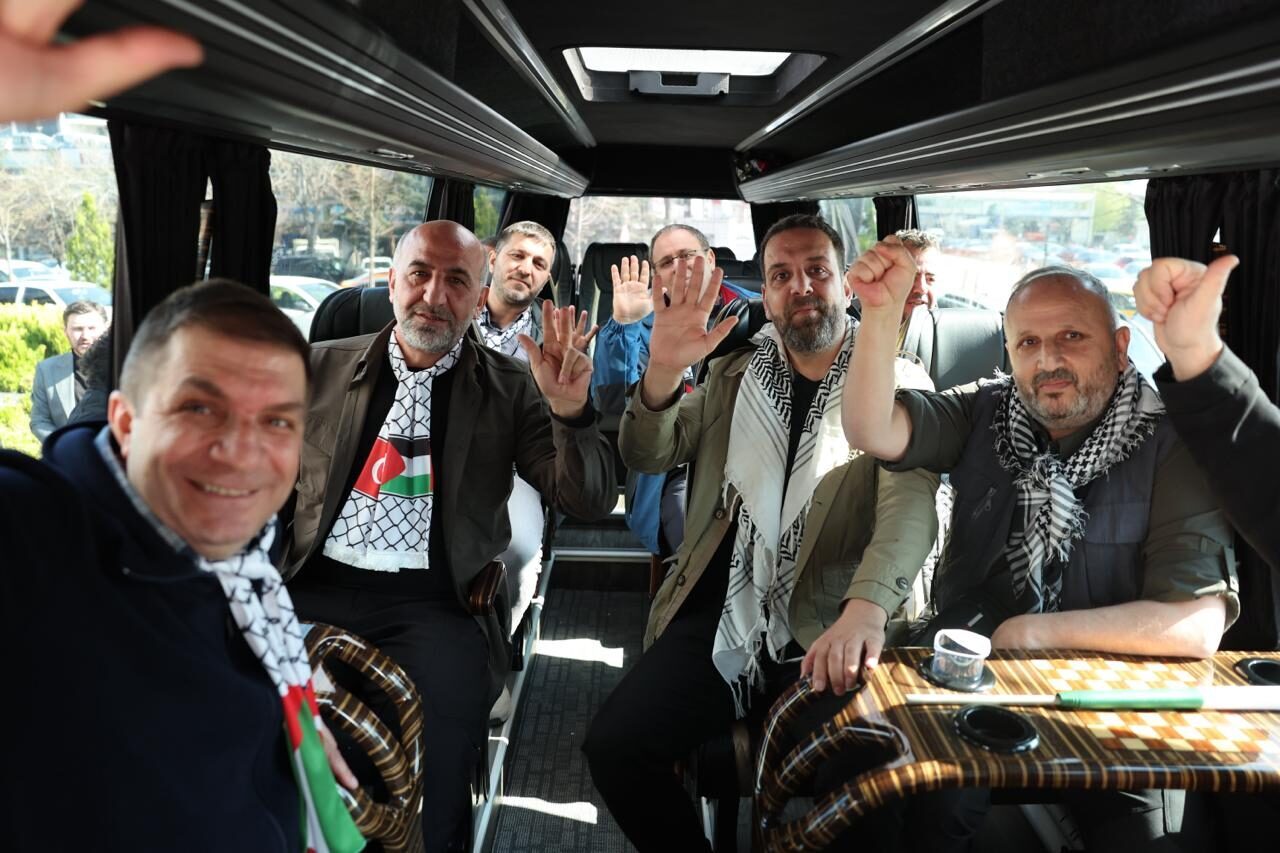 - Eğitim-Bir-Sen Genel Başkanı Ali Yalçın:
- "Filoda, Memur-Sen'imizin hassasiyetini, Türkiye'deki