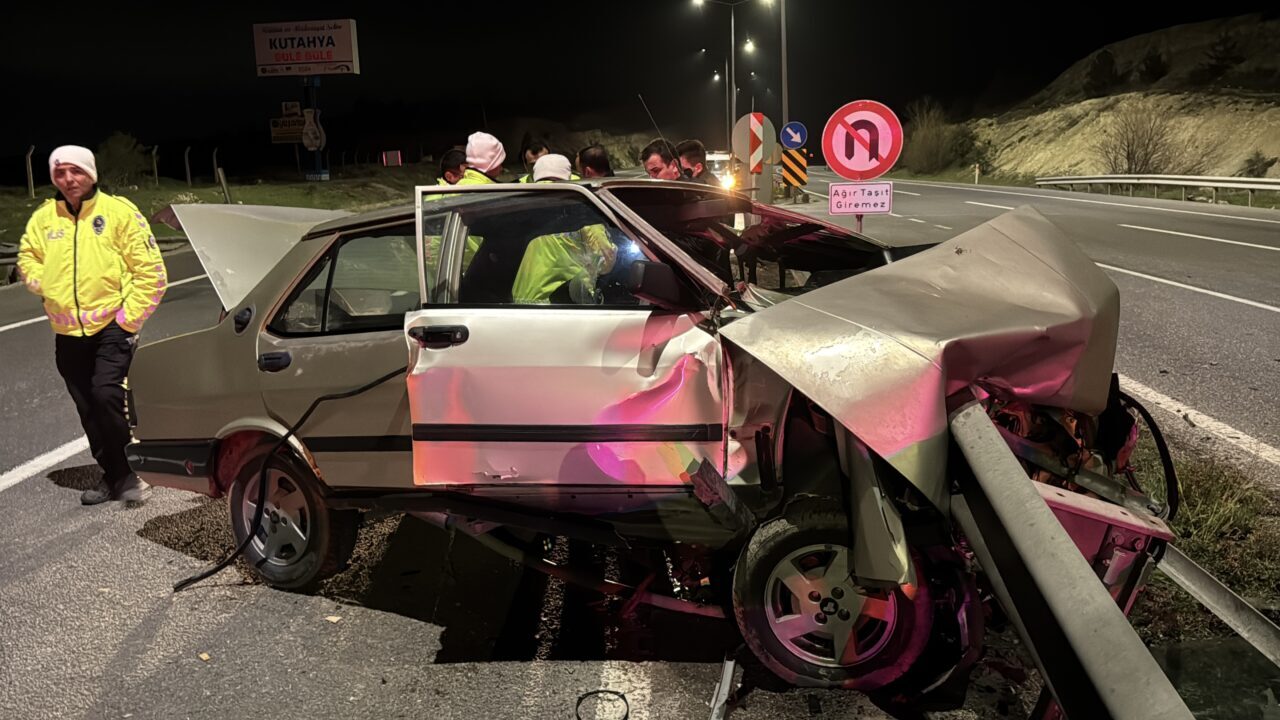 KÜTAHYA (AA) – Kütahya'da kontrolden çıkarak bariyere çarpan otomobilin sürücüsü