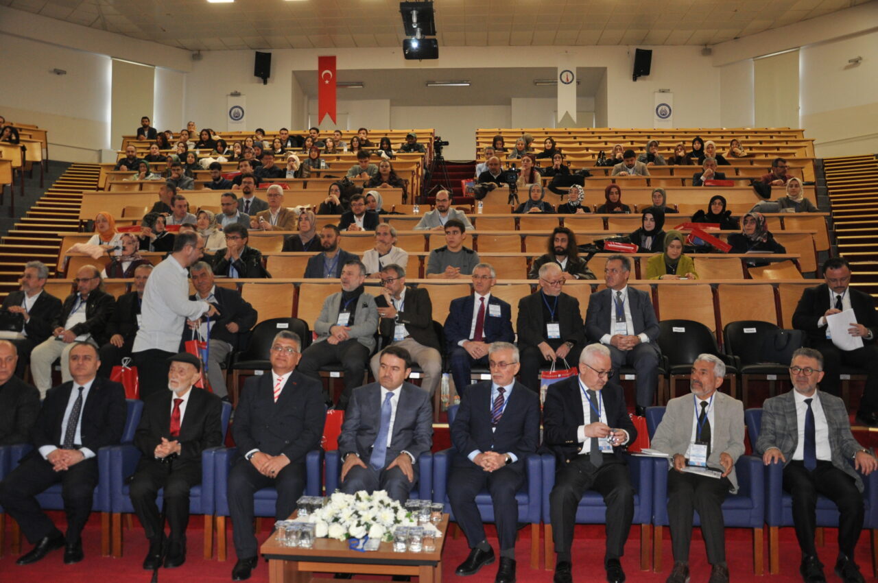 KÜTAHYA (AA) – Kütahya Dumlupınar Üniversitesi'nde (DPÜ) "Dijital Çağda Kur'an