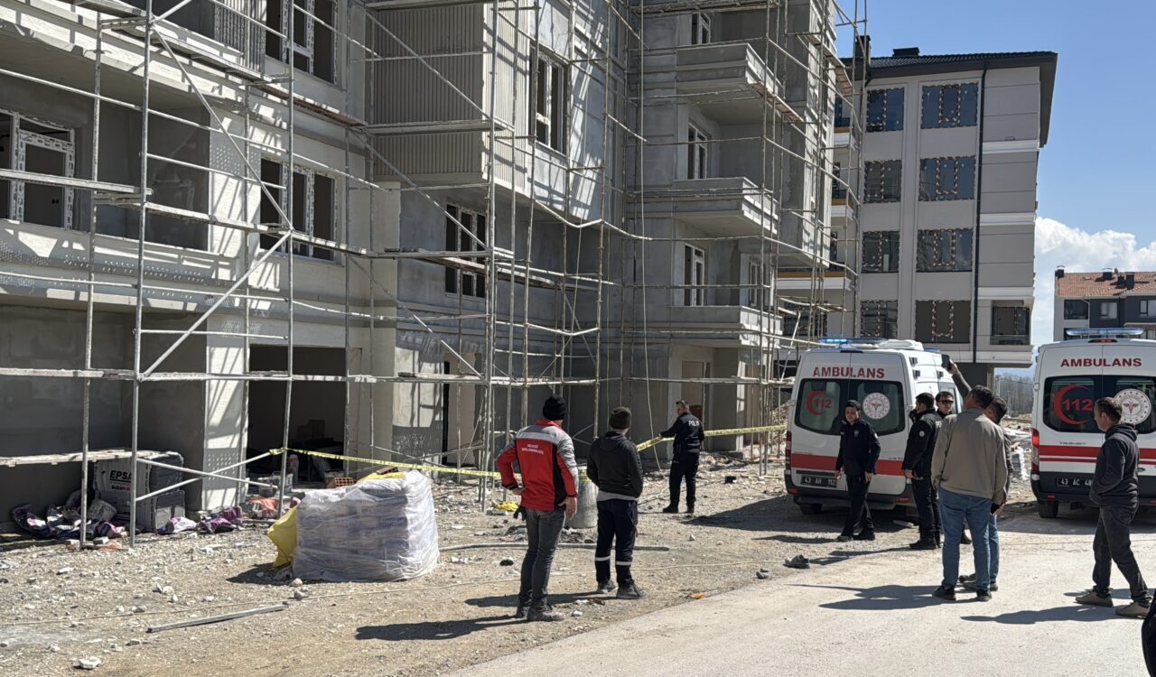 KÜTAHYA (AA) – Kütahya'da inşaat halindeki bir binanın dördüncü katından