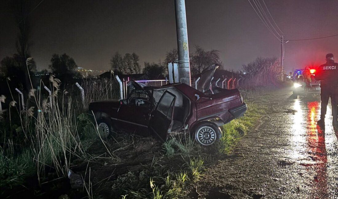 KÜTAHYA (AA) – Kütahya'nın Tavşanlı ilçesinde beton direğe çarpan otomobildeki