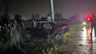 KÜTAHYA (AA) – Kütahya'nın Tavşanlı ilçesinde beton direğe çarpan otomobildeki