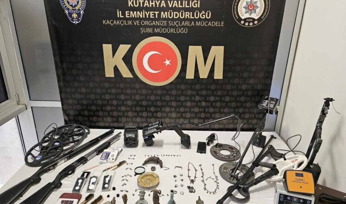 KÜTAHYA (AA) – Kütahya'da 86 parça tarihi eser ele geçirilen