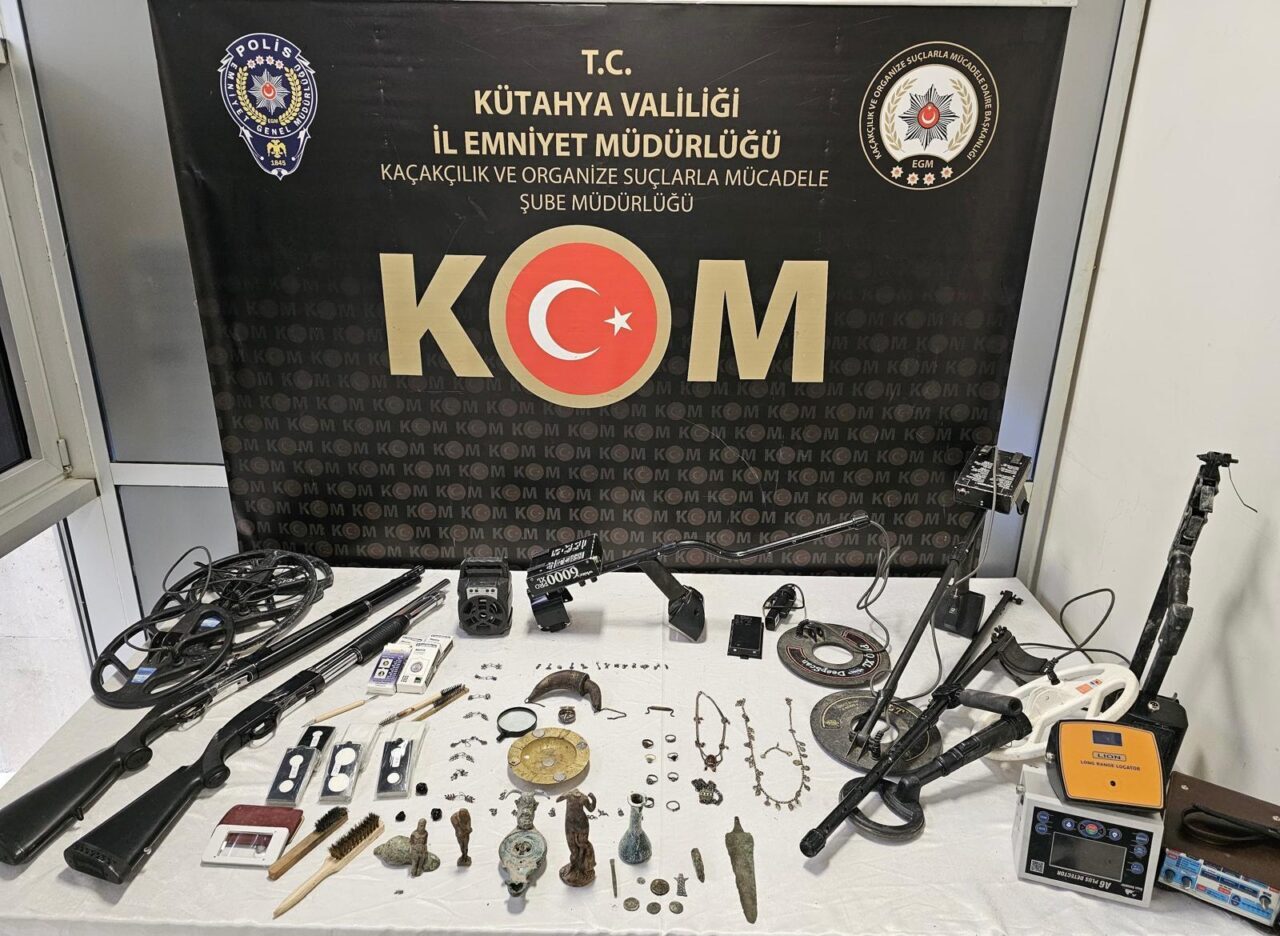 KÜTAHYA (AA) – Kütahya'da 86 parça tarihi eser ele geçirilen