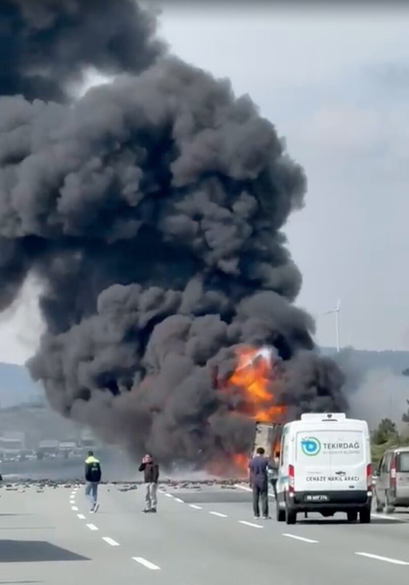 İSTANBUL (AA) – Kuzey Marmara Otoyolu'nda seyir halindeki tırda çıkan