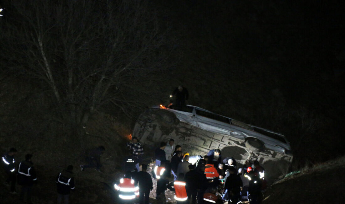 MALATYA (AA) – Malatya'nın Hekimhan ilçesinde maden işçilerini taşıyan servis