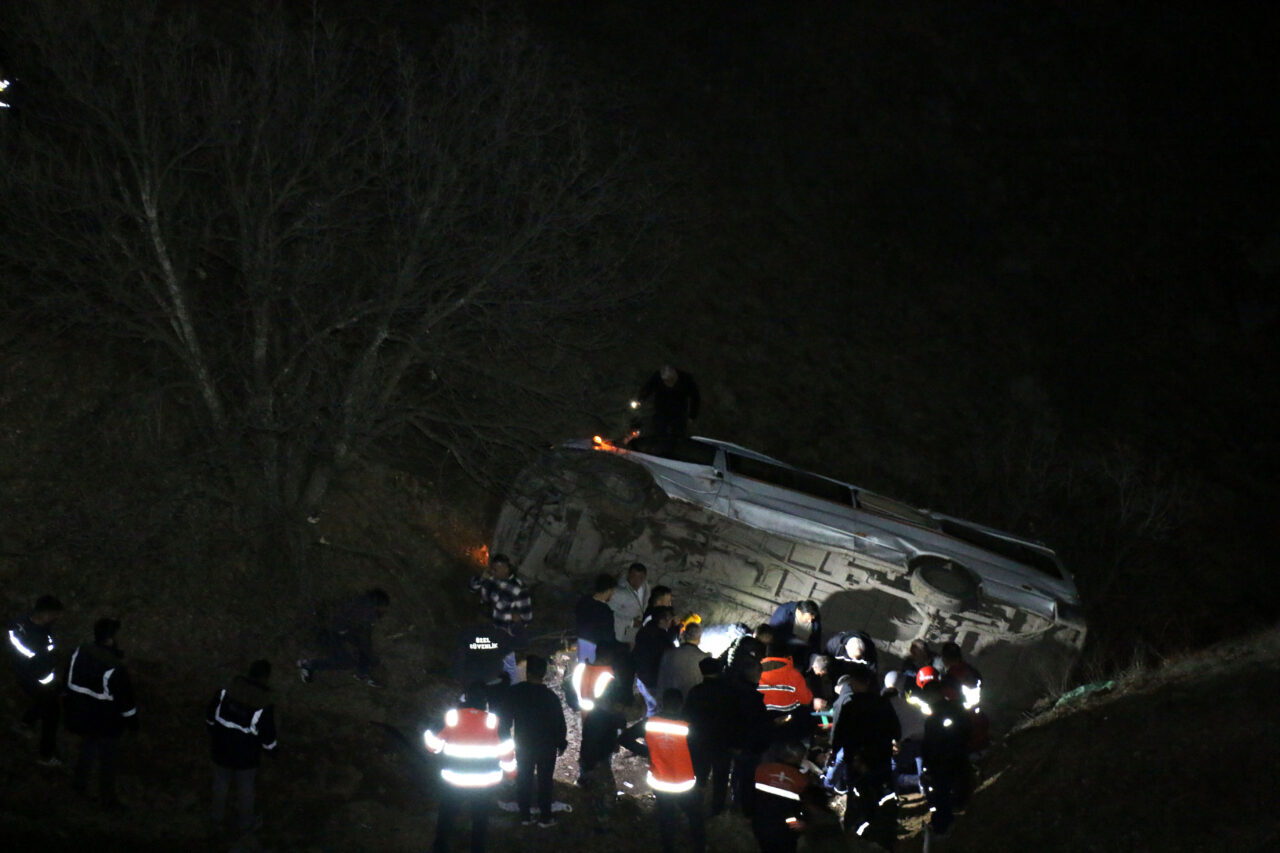 MALATYA (AA) – Malatya'nın Hekimhan ilçesinde maden işçilerini taşıyan servis