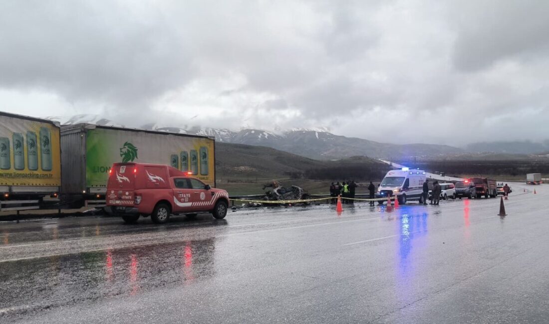 MALATYA (AA) – Malatya'nın Doğanşehir ilçesinde tırla çarpışan hafif ticari