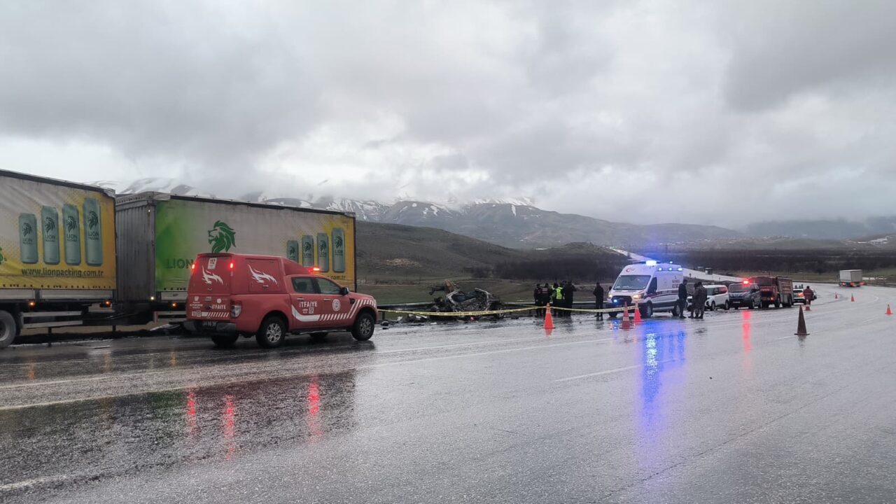 MALATYA (AA) – Malatya'nın Doğanşehir ilçesinde tırla çarpışan hafif ticari
