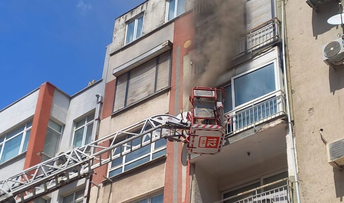 MANİSA (AA) – Manisa'nın Şehzadeler ilçesinde apartman dairesinde çıkan yangında