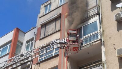 MANİSA (AA) – Manisa'nın Şehzadeler ilçesinde apartman dairesinde çıkan yangında