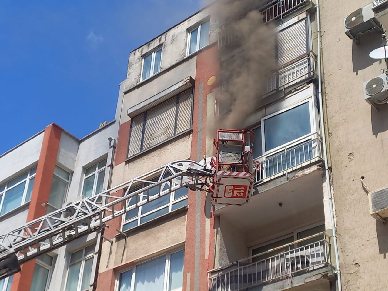 MANİSA (AA) – Manisa'nın Şehzadeler ilçesinde apartman dairesinde çıkan yangında