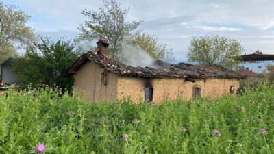 MANİSA (AA) – Manisa'nın Alaşehir ilçesinde bağ evinde çıkan yangında