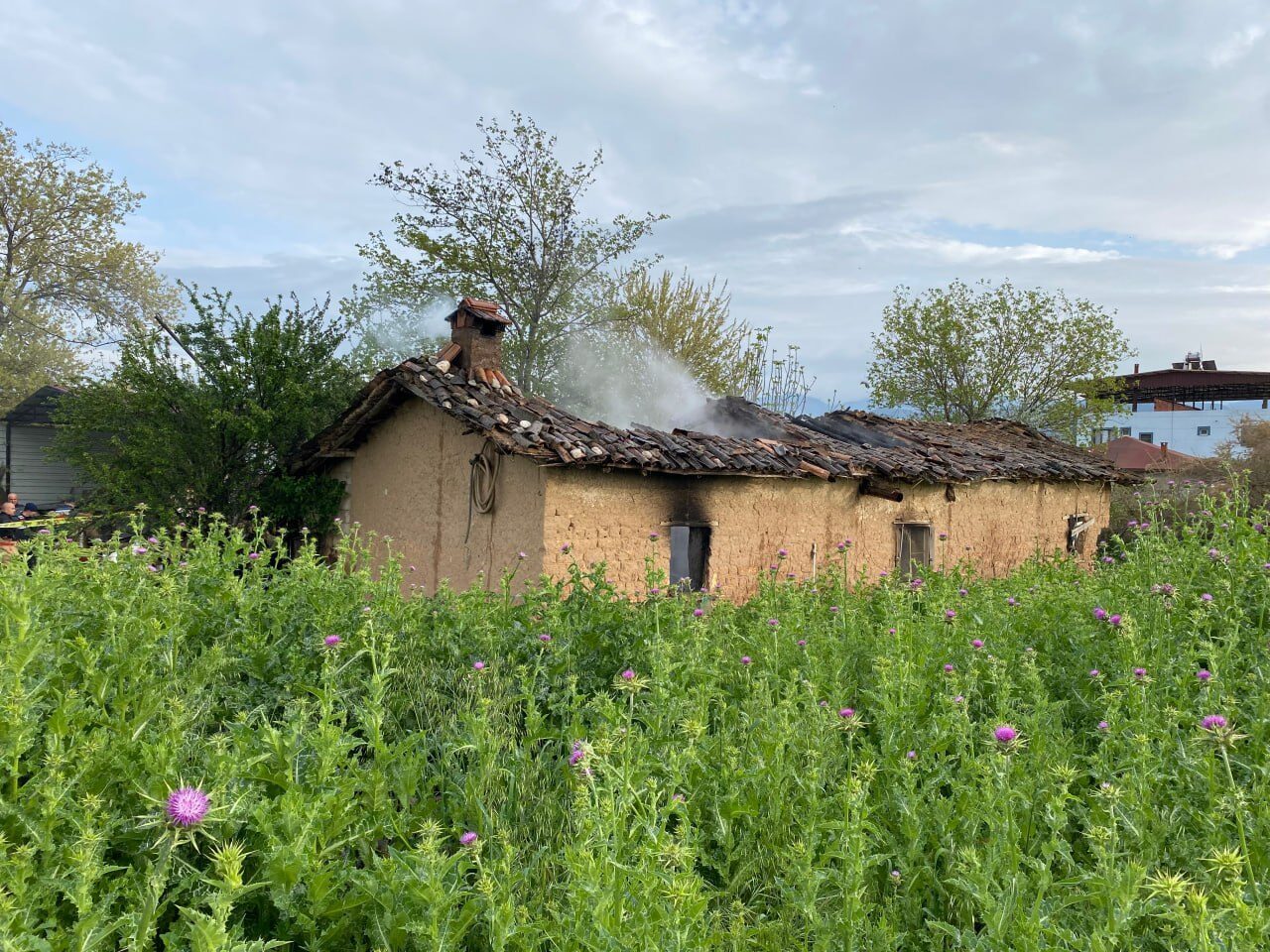 MANİSA (AA) – Manisa'nın Alaşehir ilçesinde bağ evinde çıkan yangında