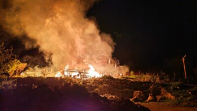 MANİSA (AA) – Manisa'nın Demirci ilçesinde çıkan ev yangınında dumandan