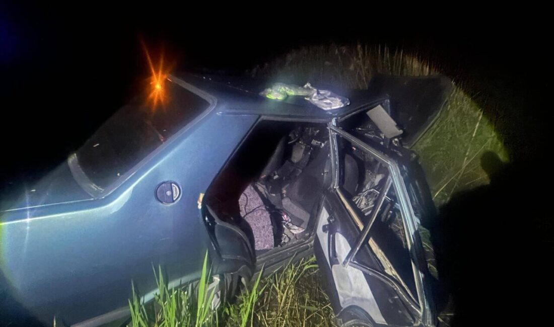 MANİSA (AA) – Manisa'nın Salihli ilçesinde otomobilin kurutma kanalına devrilmesi