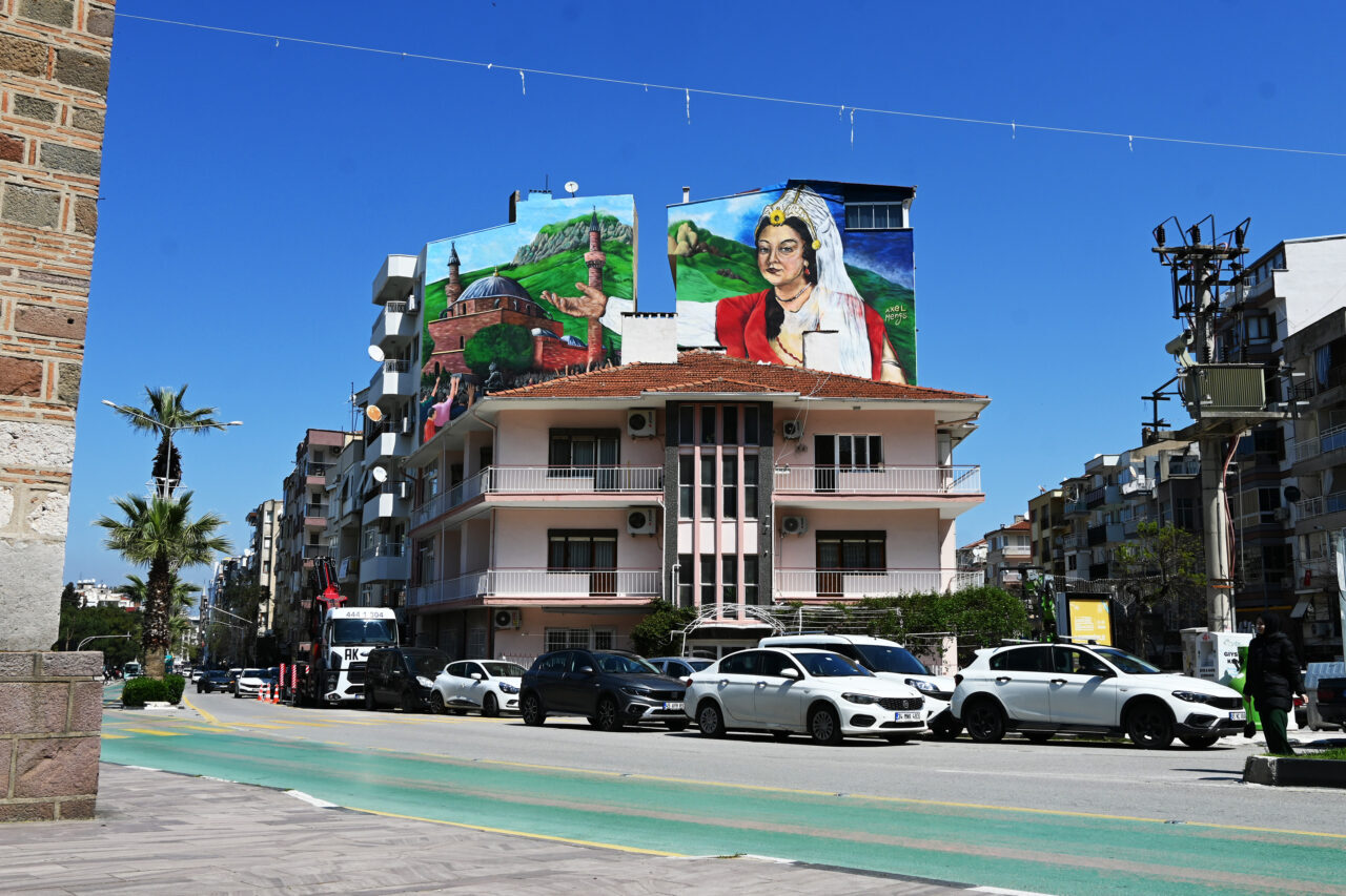 MANİSA (AA) – Duvar resimleri yapan mural sanatçısı Axel Mengü,