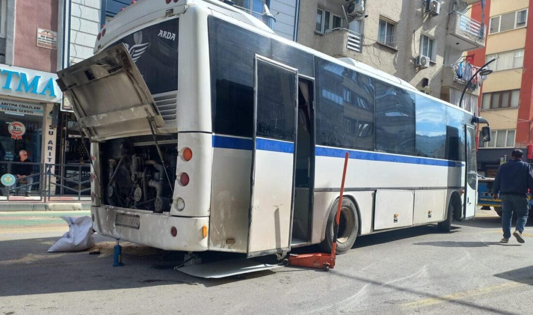 MANİSA (AA) – Manisa'nın Yunusemre ilçesinde arıza yapan otobüsü tamir