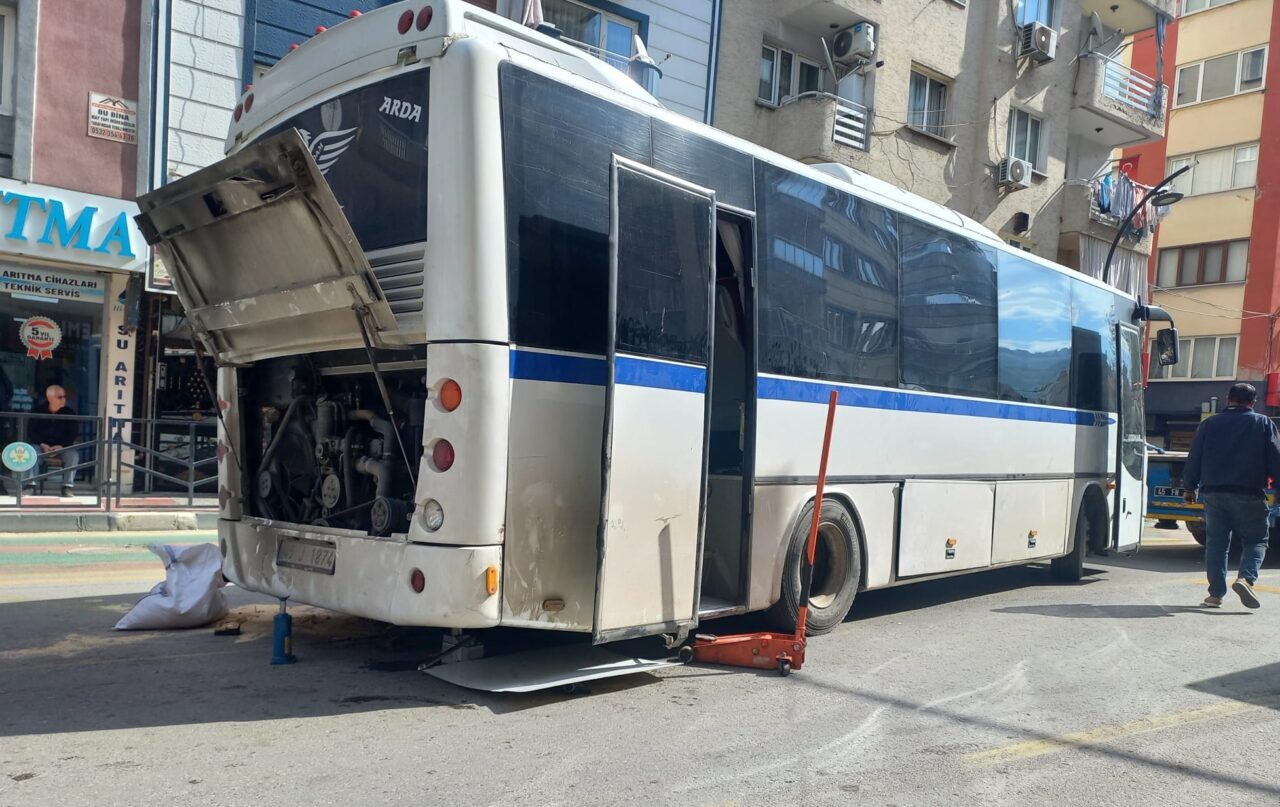 MANİSA (AA) – Manisa'nın Yunusemre ilçesinde arıza yapan otobüsü tamir