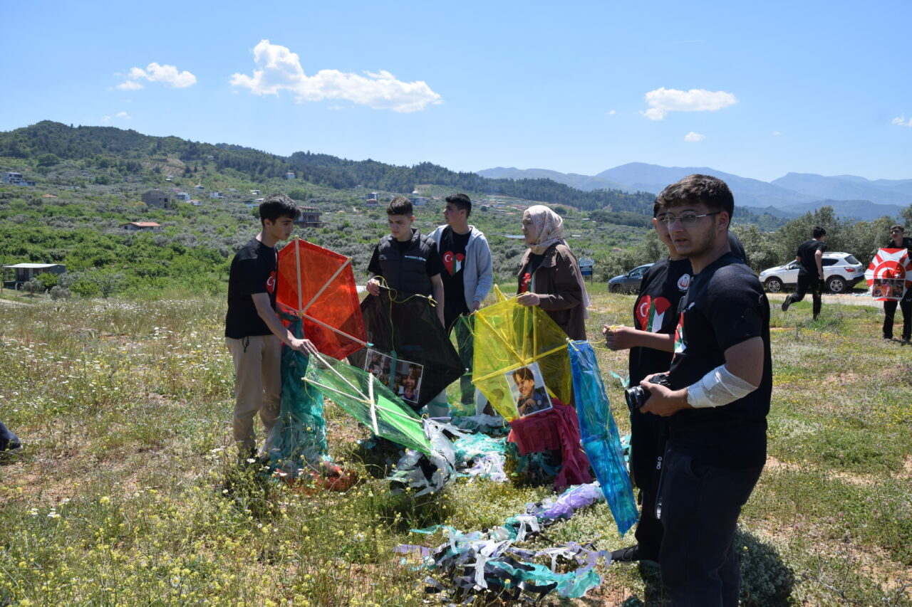 MANİSA (AA) – Manisa'nın Turgutlu ilçesinde, İsrail'in Gazze'ye yönelik saldırılarına