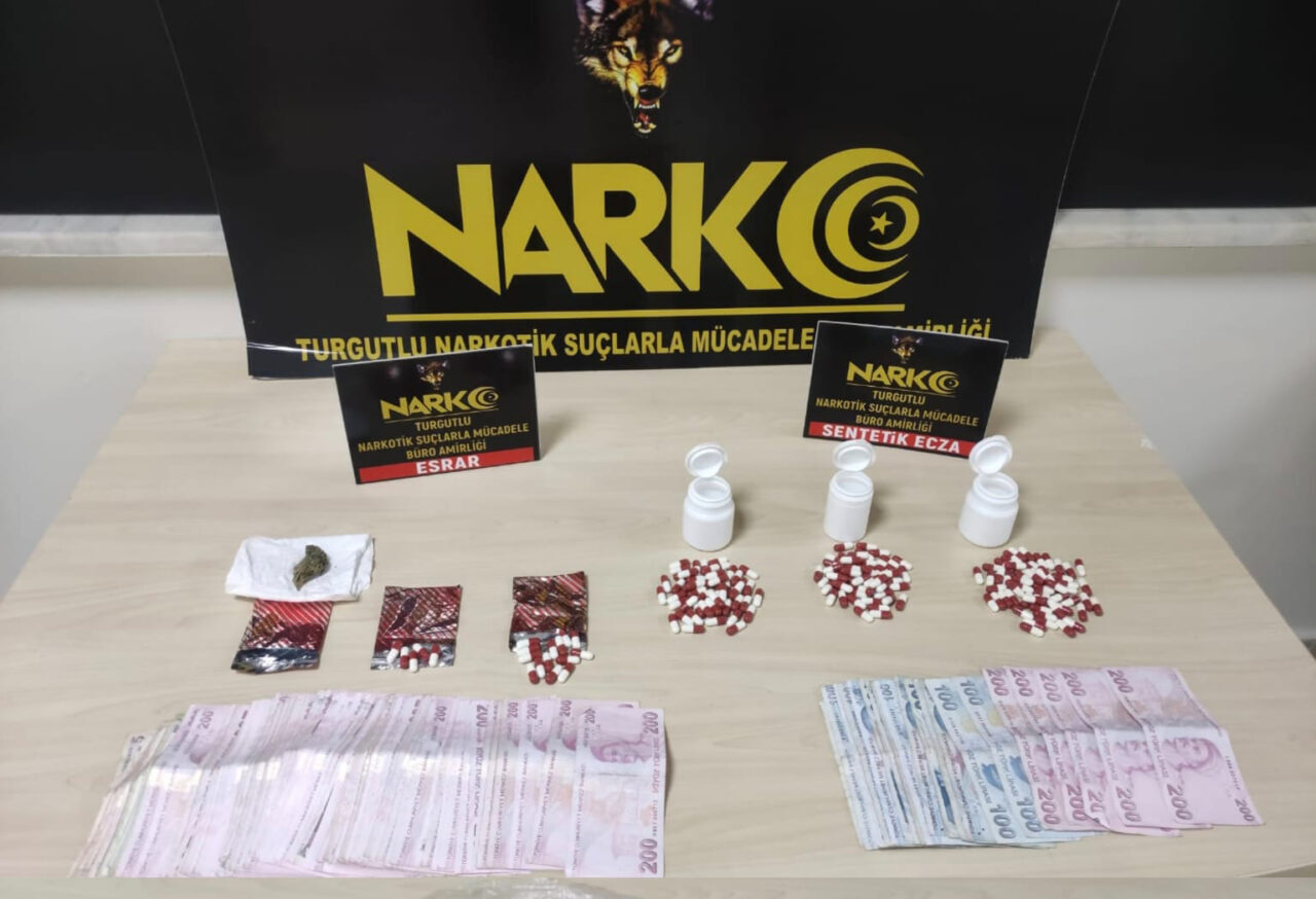 MANİSA (AA) – Manisa'nın Turgutlu ilçesinde düzenlenen uyuşturucu operasyonunda 2