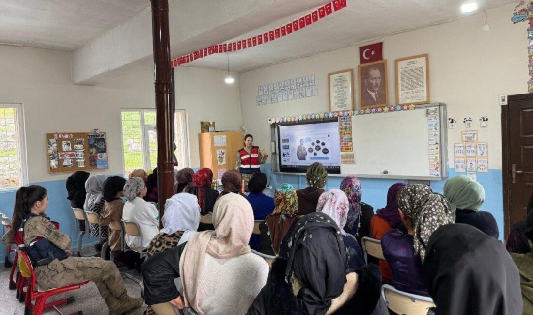MARDİN (AA) – Mardin'de jandarma, anneleri madde bağımlılığı konusunda bilgilendirdi.