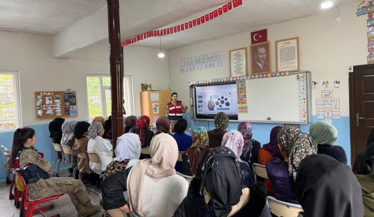 MARDİN (AA) – Mardin'de jandarma, anneleri madde bağımlılığı konusunda bilgilendirdi.
