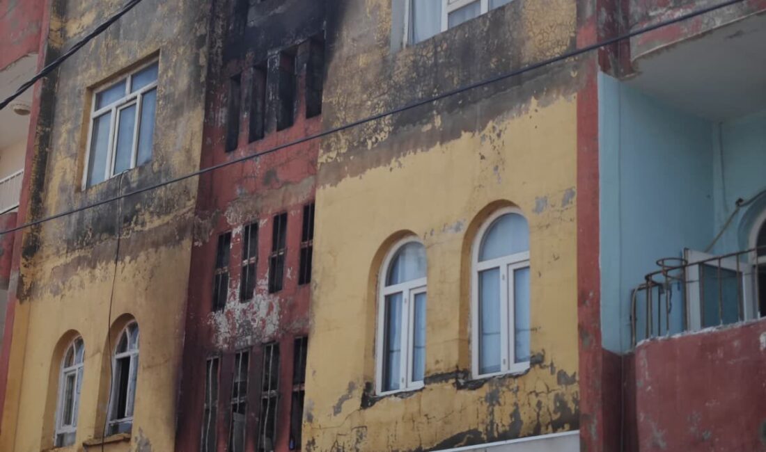 MARDİN (AA) – Mardin'in Kızıltepe ilçesinde bir binada çıkan yangında