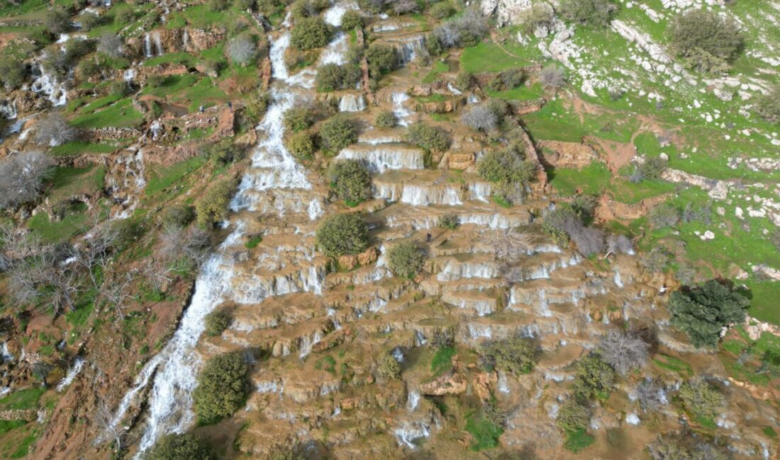 MARDİN (AA) – Mardin'in Kızıltepe ilçesinde "Emrud travertenleri" olarak bilinen