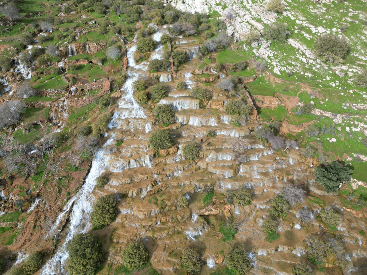 MARDİN (AA) – Mardin'in Kızıltepe ilçesinde "Emrud travertenleri" olarak bilinen