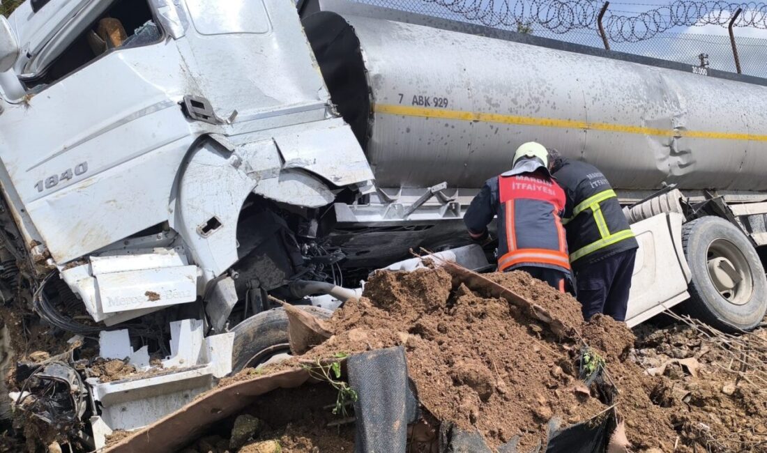 MARDİN (AA) – Mardin'in Nusaybin ilçesinde bir tankerinin istinat duvarına