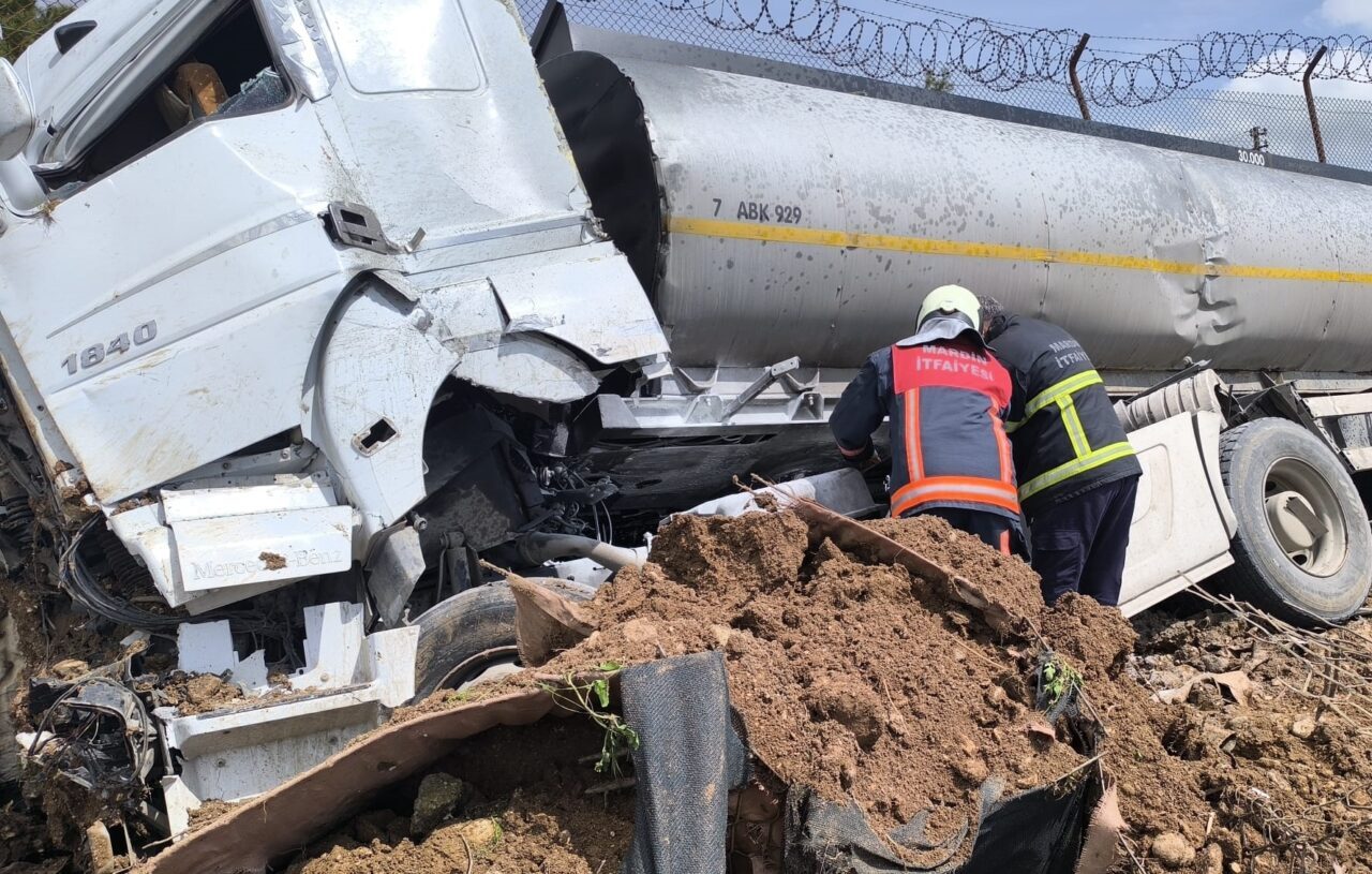 MARDİN (AA) – Mardin'in Nusaybin ilçesinde bir tankerinin istinat duvarına