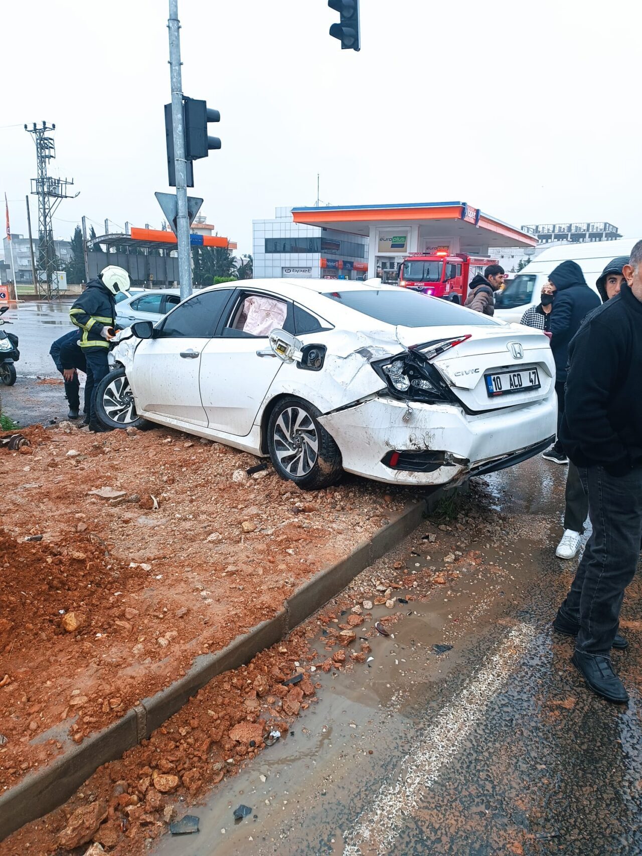 MARDİN (AA) – Mardin'in Kızıltepe ilçesinde kamyonla otomobilin çarpışması sonucu