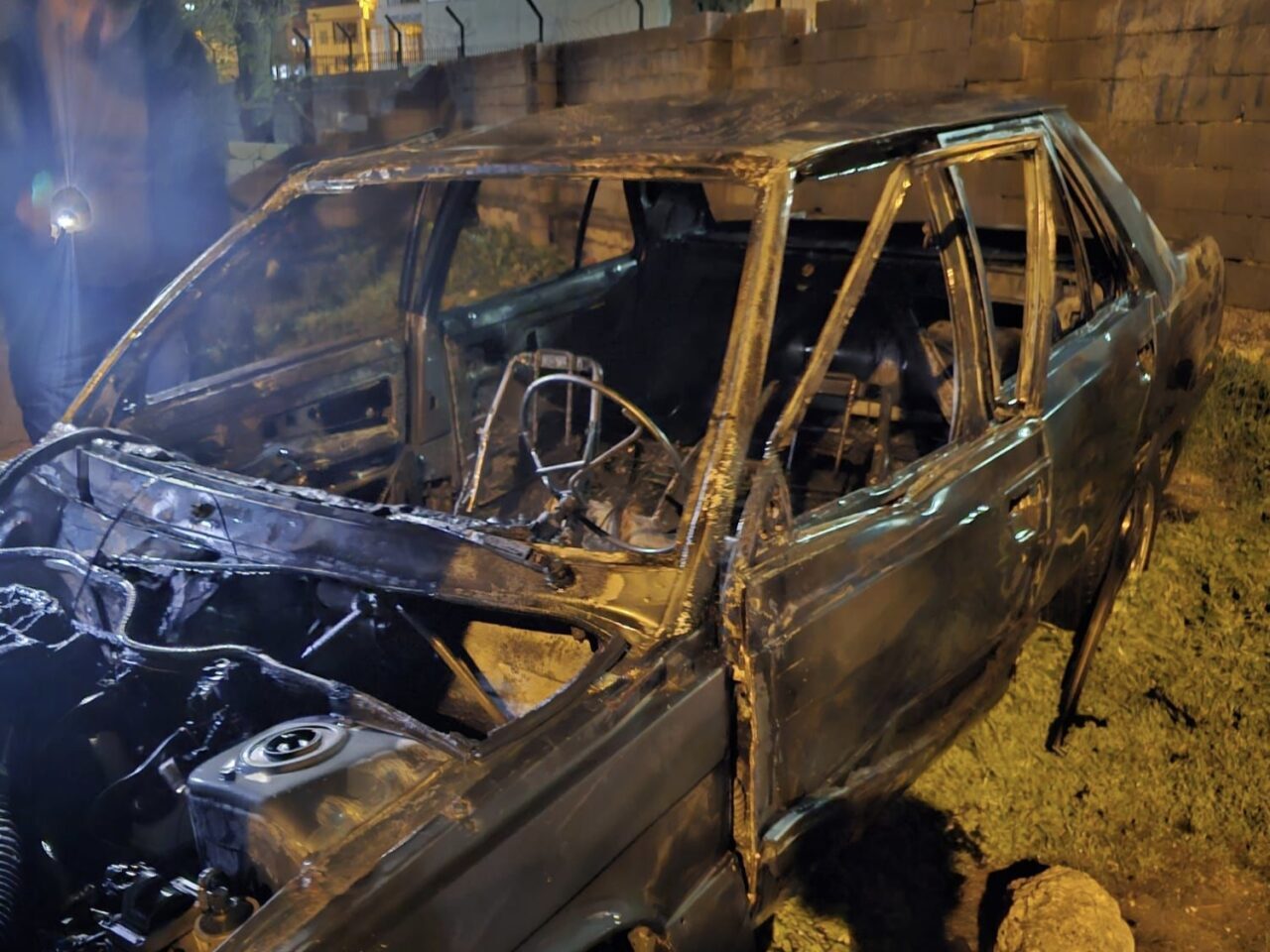 MARDİN (AA) – Mardin'in Nusaybin ilçesinde park halindeki otomobil yandı.