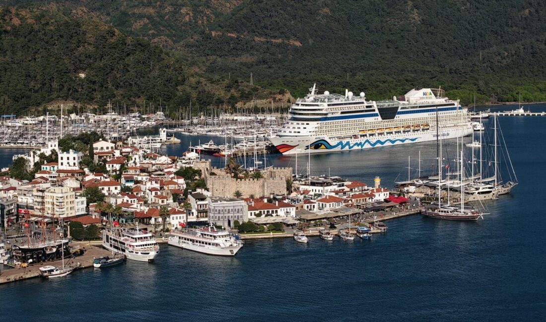 MUĞLA (AA) – İtalya bayraklı "Aida Stella" adlı kruvaziyer, Muğla'nın