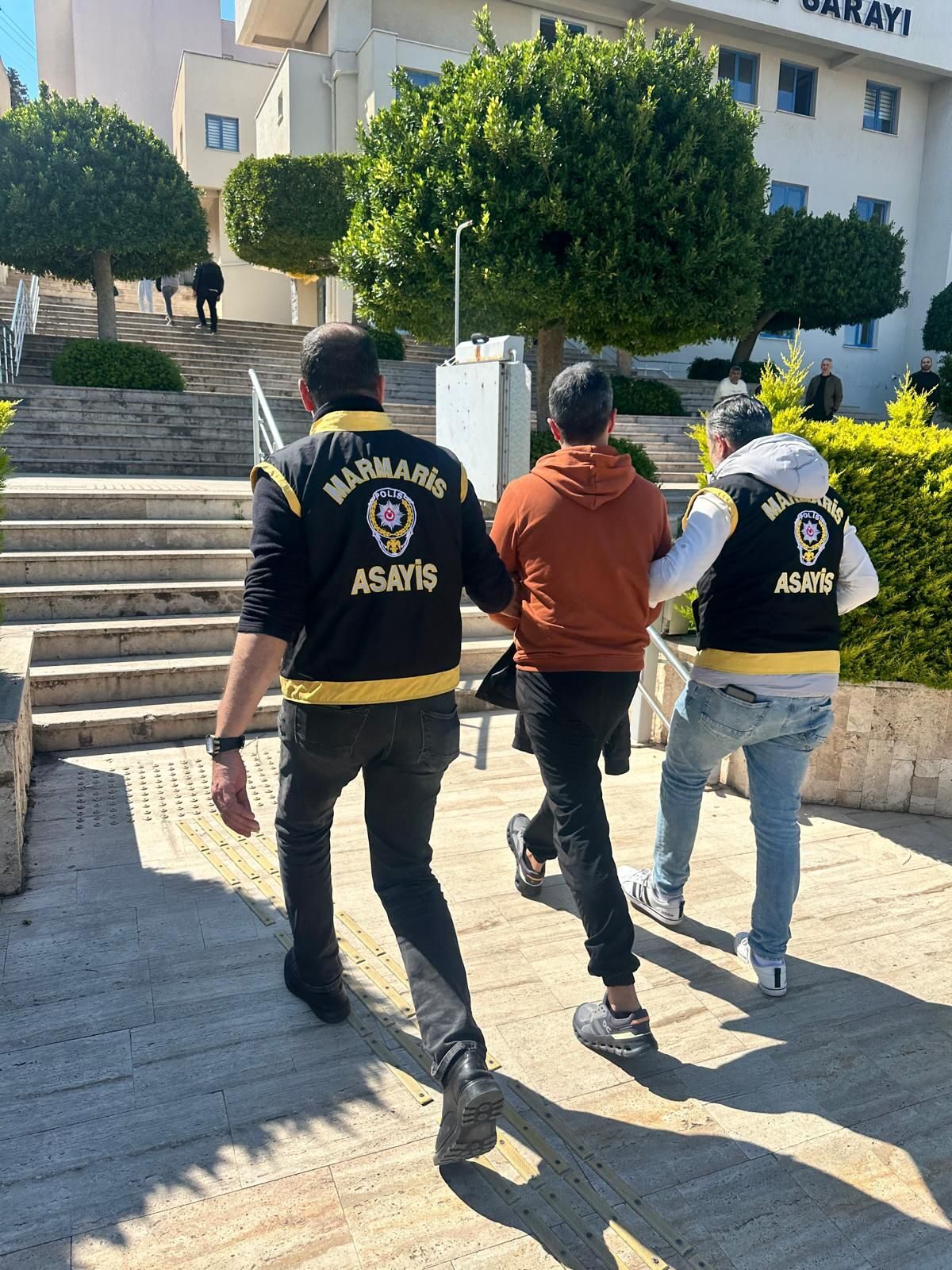 MUĞLA (AA) – Muğla'nın Marmaris ilçesinde 11 ayrı suçtan aranan