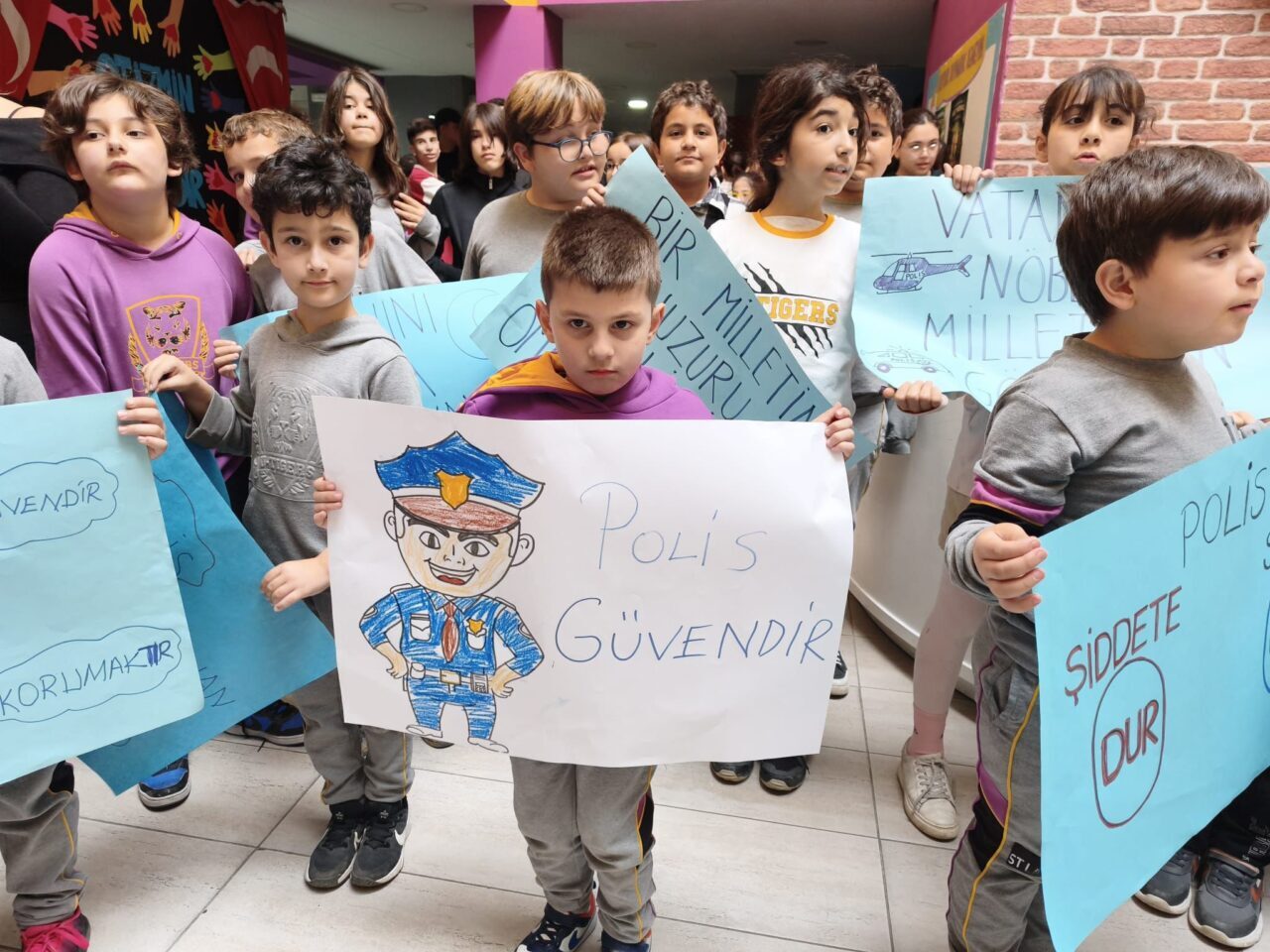 MUĞLA (AA) – Muğla'nın Marmaris ilçesinde ilkokul öğrencileri, Türk Polis