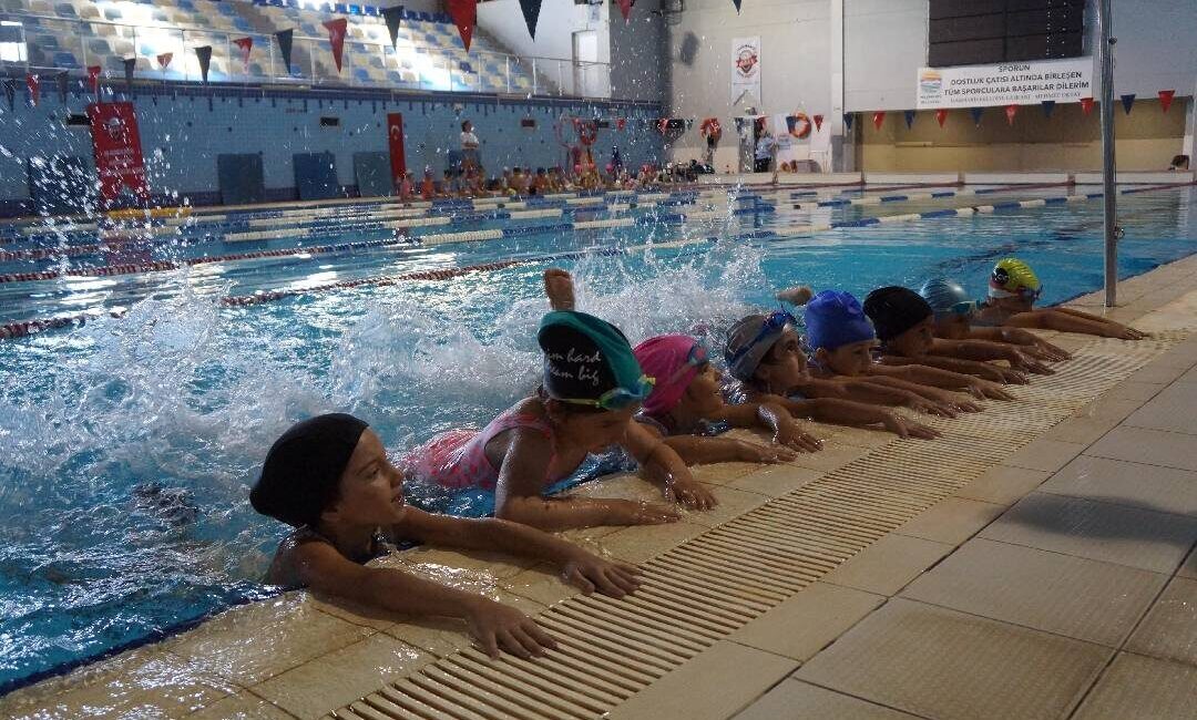 MUĞLA (AA) – Marmaris Belediyesi 25 metrelik yarı olimpik yüzme