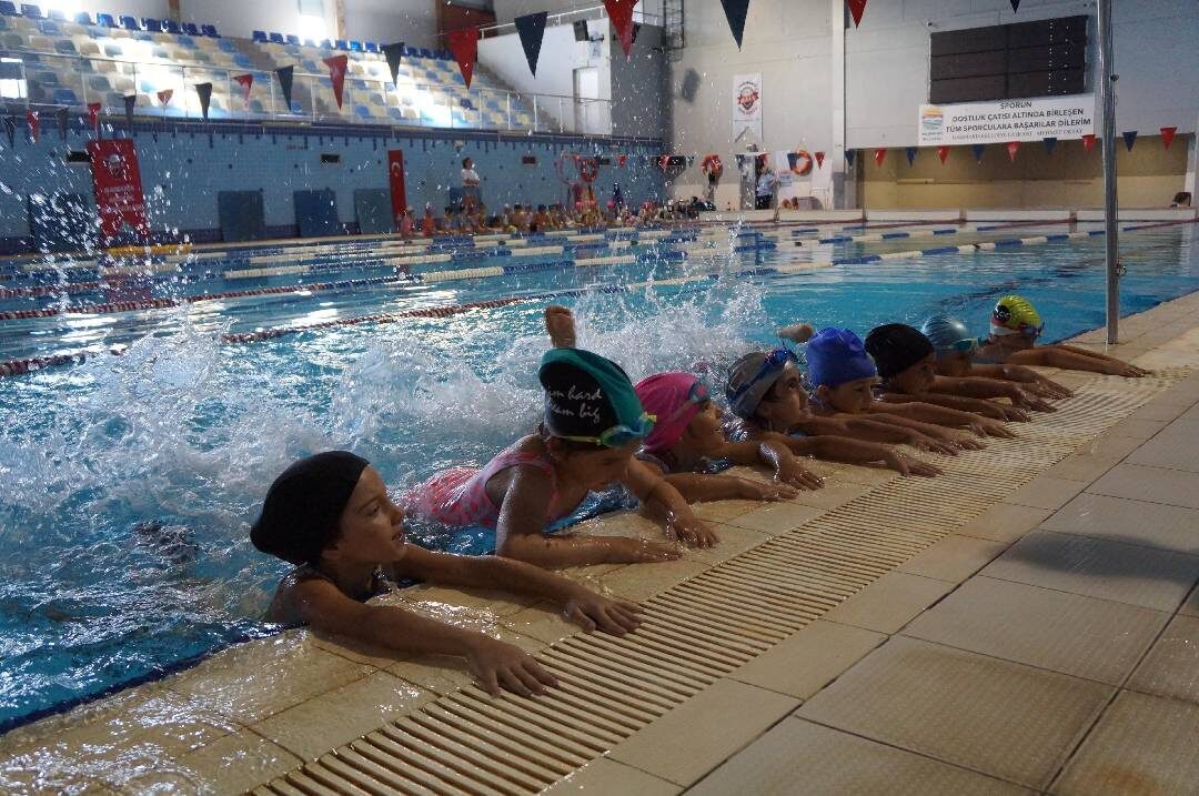 MUĞLA (AA) – Marmaris Belediyesi 25 metrelik yarı olimpik yüzme