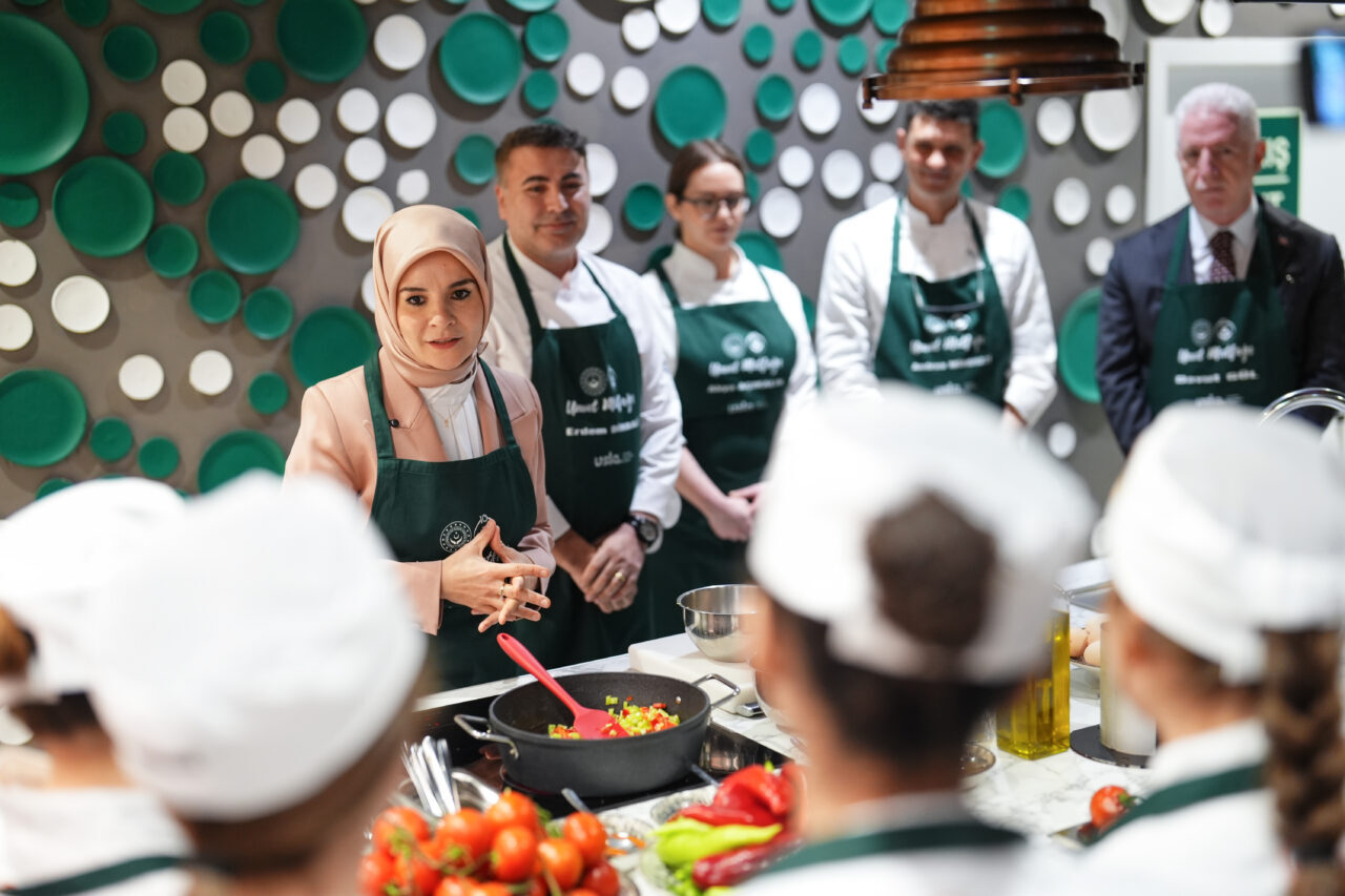 - Aile ve Sosyal Hizmetler Bakanı Göktaş:
- "Çocuklarımız, 32 ünlü