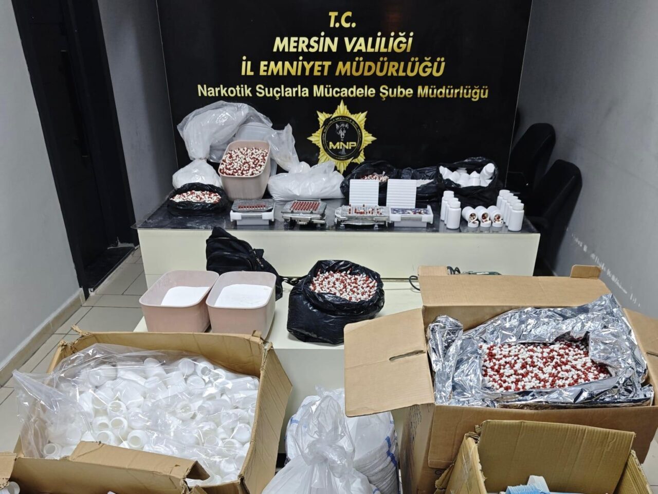 MERSİN (AA) – Mersin'de bir evde sentetik hap ürettikleri gerekçesiyle