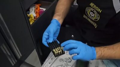 MERSİN (AA) – Mersin'de iş vaadiyle dolandırıcılık yaptıkları gerekçesiyle yakalanan