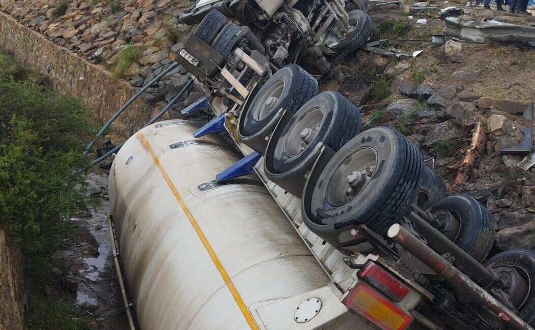 MERSİN (AA) – Mersin'in Silifke ilçesinde kanala devrilen tankerde sıkışan
