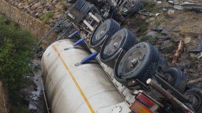 MERSİN (AA) – Mersin'in Silifke ilçesinde kanala devrilen tankerde sıkışan