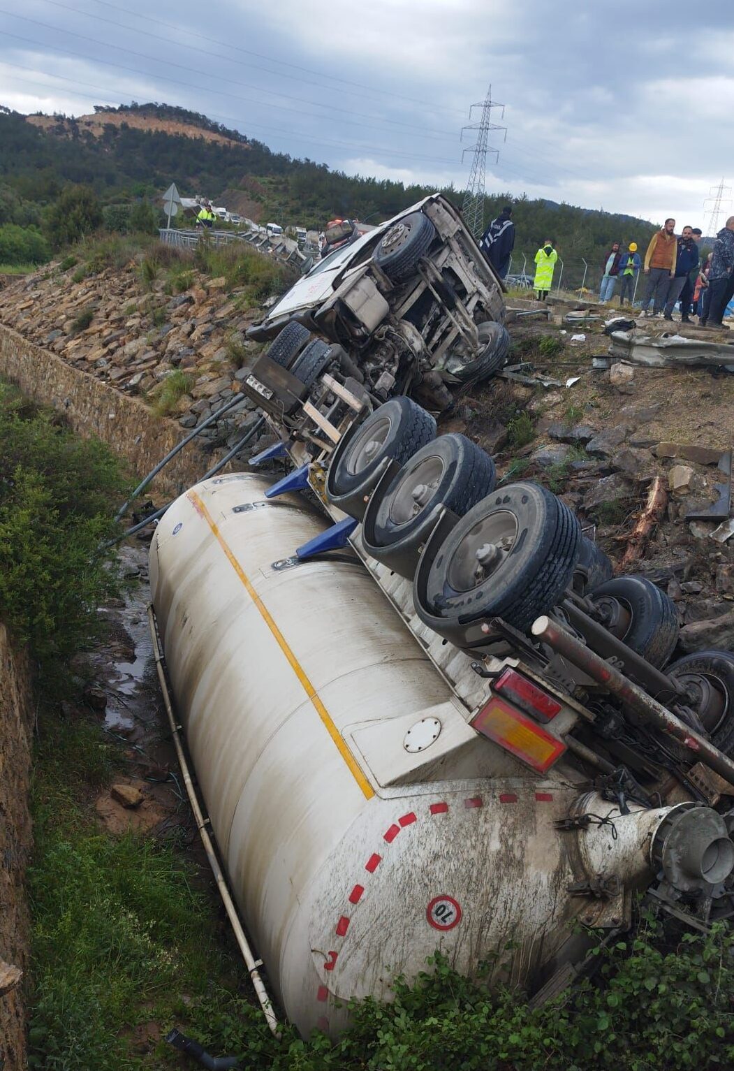 MERSİN (AA) – Mersin'in Silifke ilçesinde kanala devrilen tankerde sıkışan